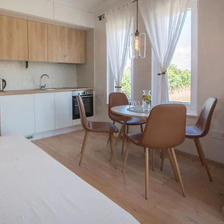 דירה Tiny In Peaceful Part Of