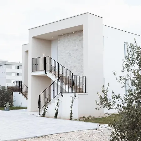 Tiny In Peaceful Part Of 公寓