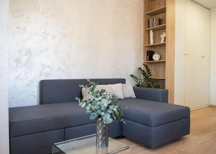 Tiny In Peaceful Part Of 公寓