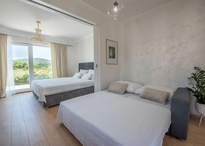 公寓 Tiny In Peaceful Part Of *