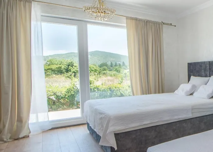 Tiny In Peaceful Part Of 公寓 *