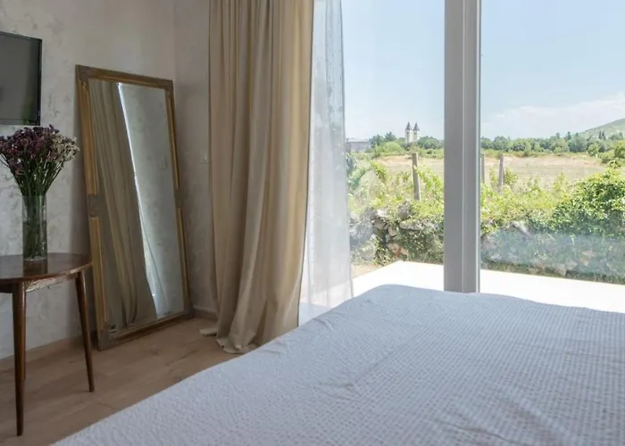 Tiny In Peaceful Part Of 公寓 *