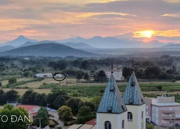 Tiny In Peaceful Part Of 公寓