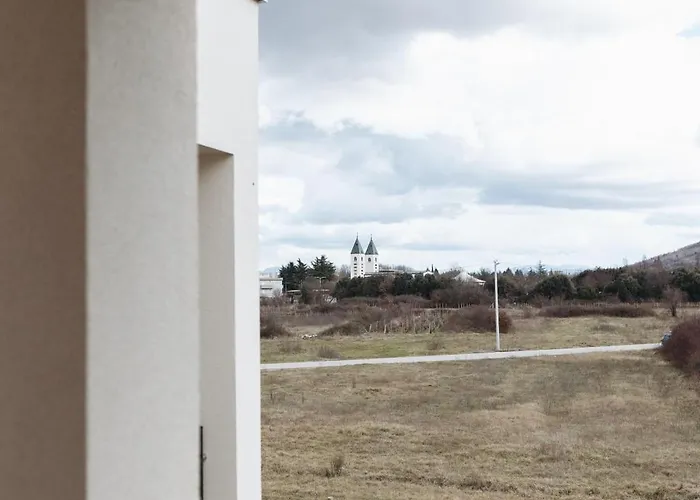 Tiny In Peaceful Part Of 公寓 *