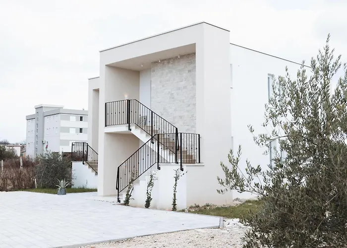 Tiny In Peaceful Part Of 公寓